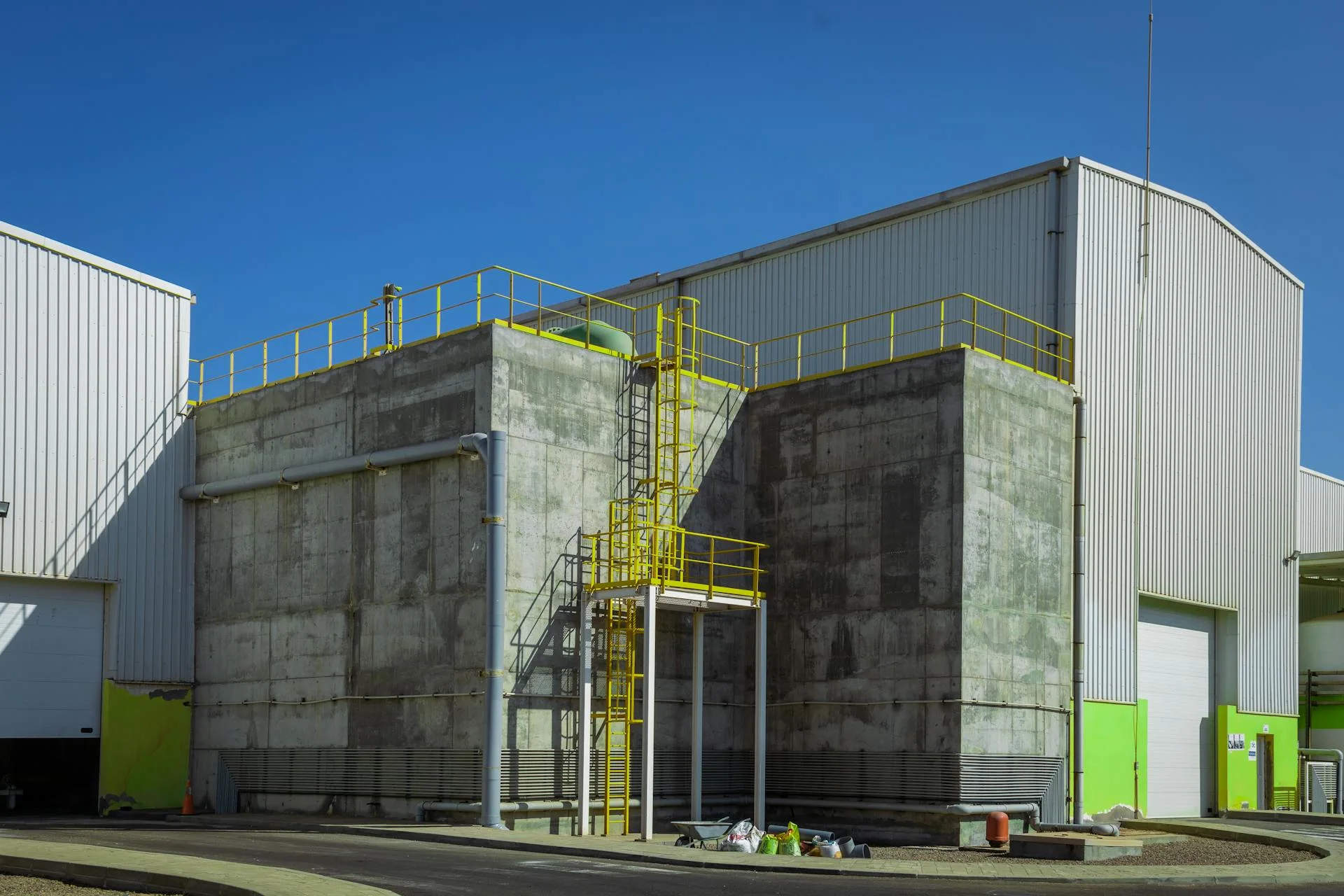 Wallpaper installation with KARN adhesive