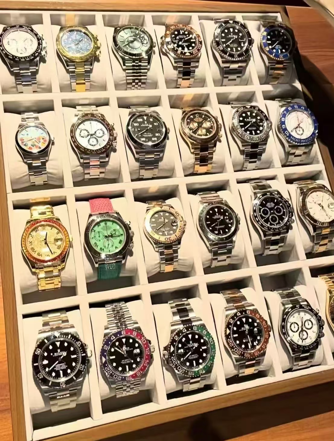 Watch showcase in gift boxes